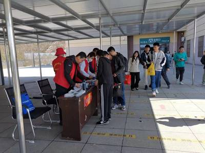 五一假期我市在高鐵高速口設立旅游志愿者服務站，暖心服務助力旅游體驗
